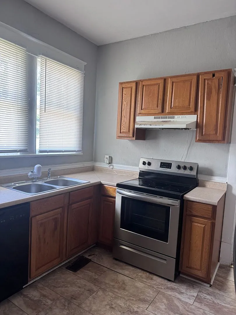 4 bedroom, 3 bath house for rent in the grid — Photo 3