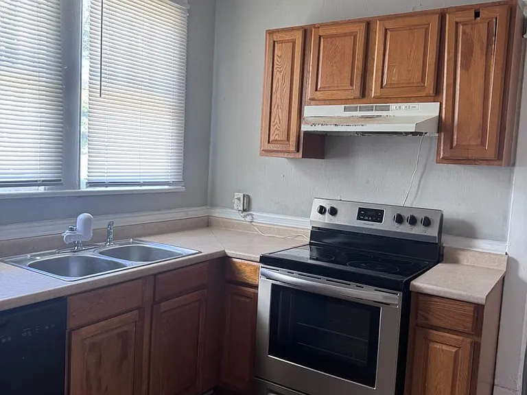 209 S Summit St — Photo 3