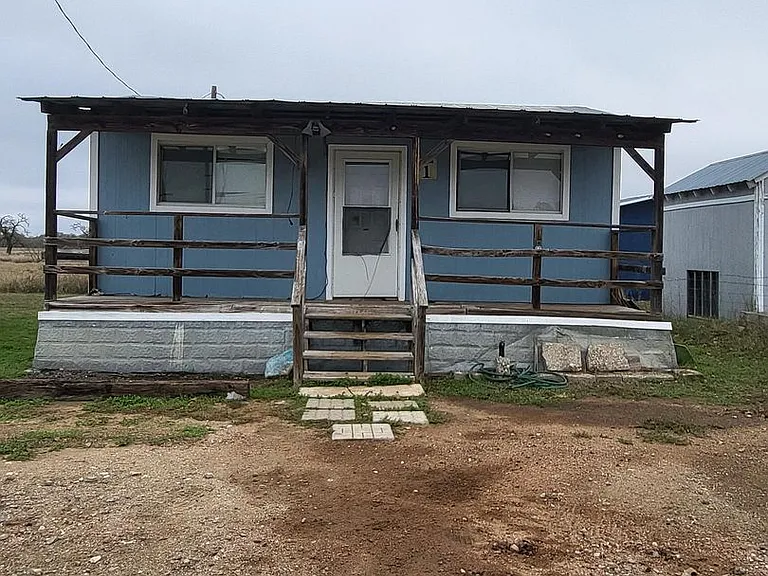 8634 E US Highway 290 — Photo 1