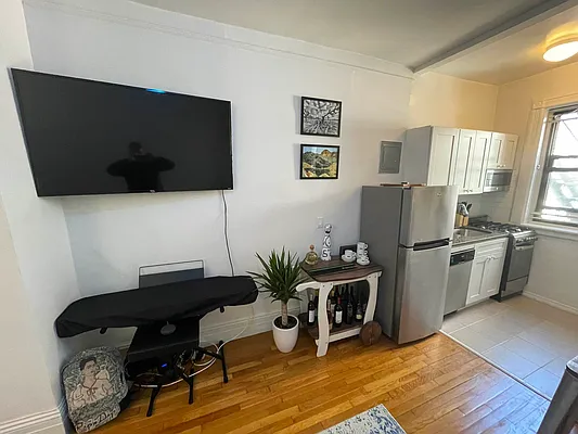 Rented by HOLTON REAL ESTATE INC. | media 8