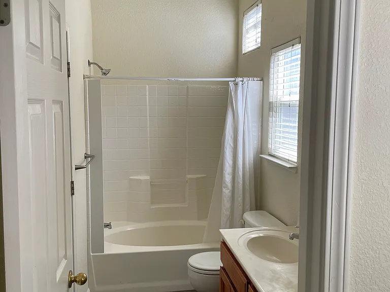 915 Allacante Dr — Photo 5