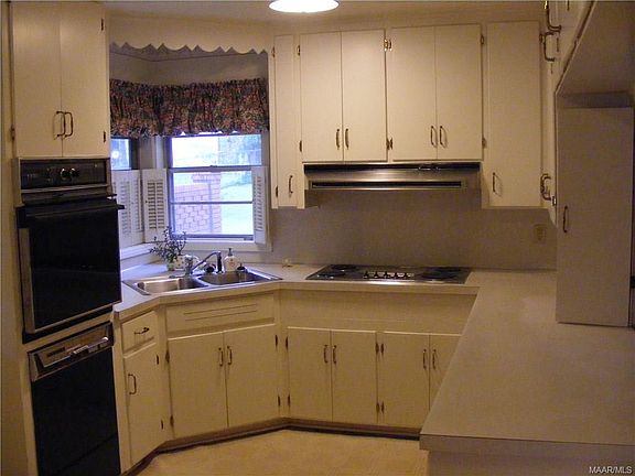 4th image of 2758 Montrose Ave