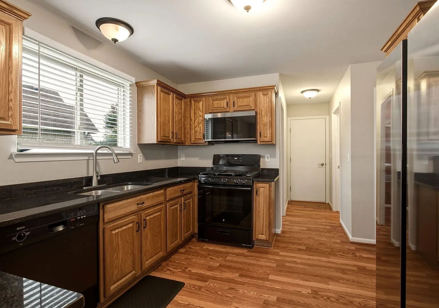Spacious 4-Bedroom Home with Attached Garage in New Baltimore — Photo 3
