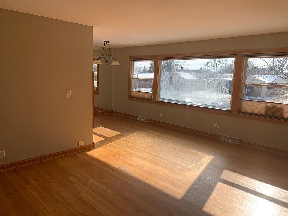 Open living room/dining room combination