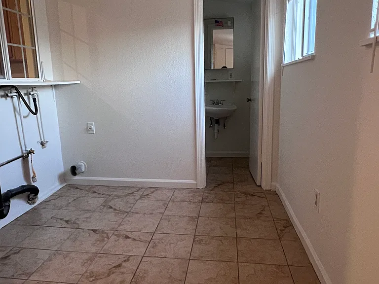 1122 W Oldfield St — Photo 5