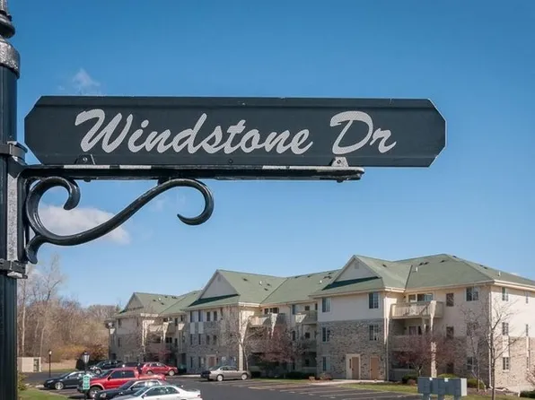 520 Windstone Dr, Hartland, WI 53029