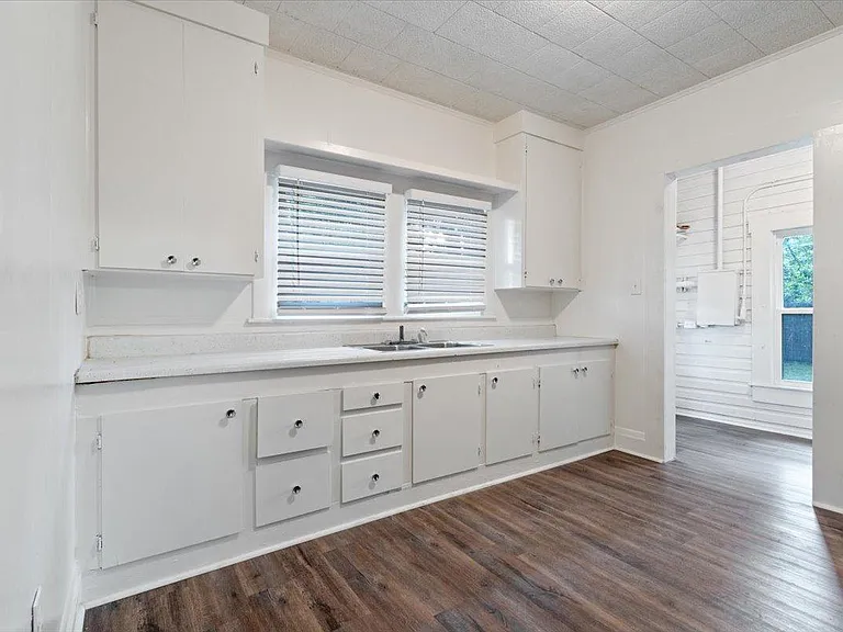 1406 Avenue D — Photo 7