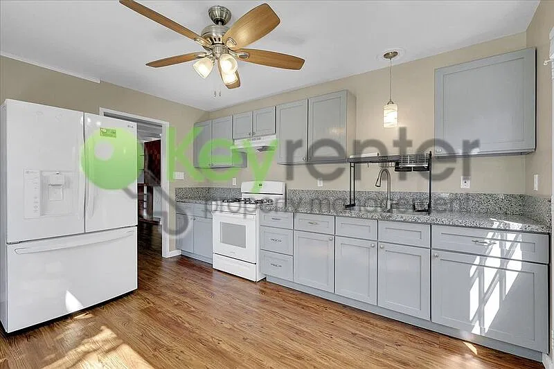 3 bed, 1.0 bath, 900 sqft, $2,400 — Photo 1