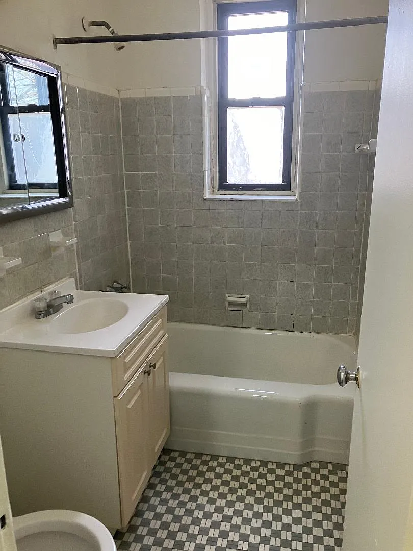 Building Photo - 141 E Sidney Ave #3C