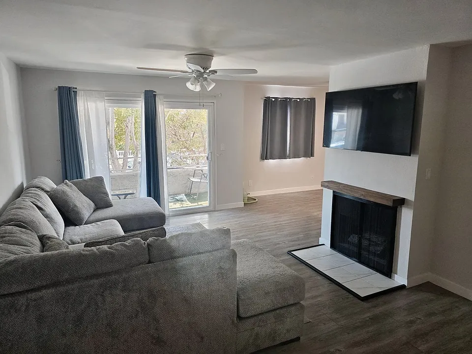 5437 Corteen Pl #102