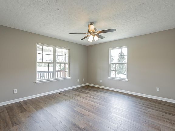 5th image of 380 Lookout Cir
