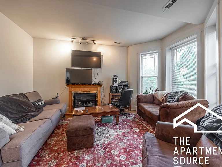 1935 N Wood St #2 — Photo 2