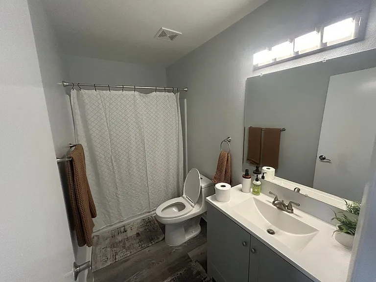 Creekside Apartments — Photo 8
