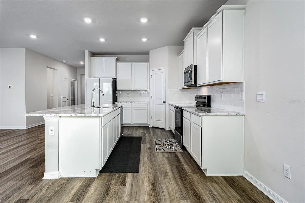 4 bed, 2.5 bath, 2043 sqft, $2,875 — Photo 3