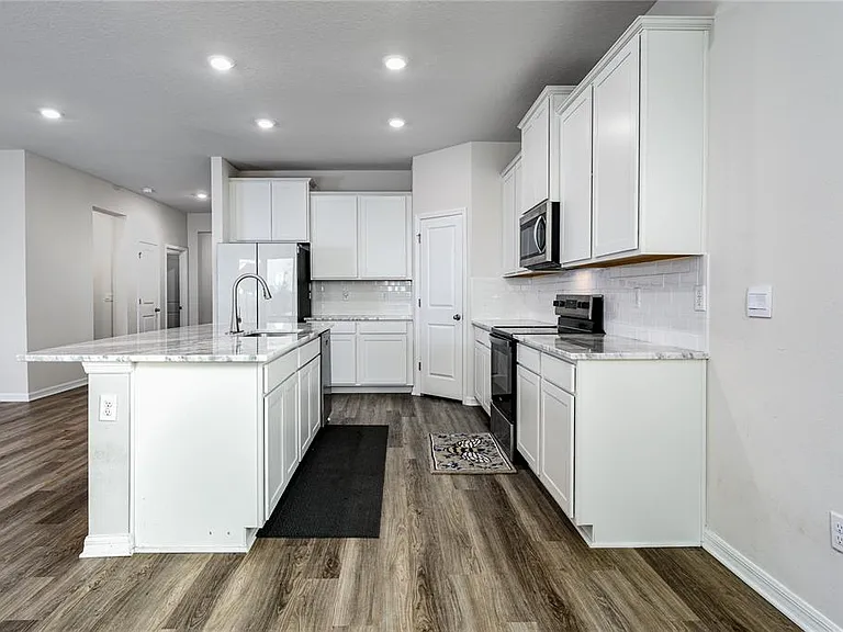 10622 Eustis Dr — Photo 3