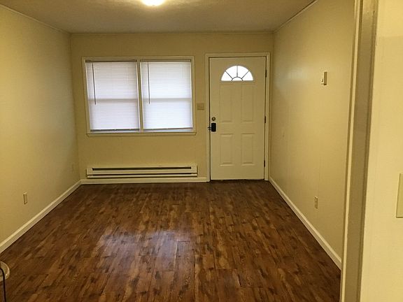 3rd image of 914 S Lillian Ave #914