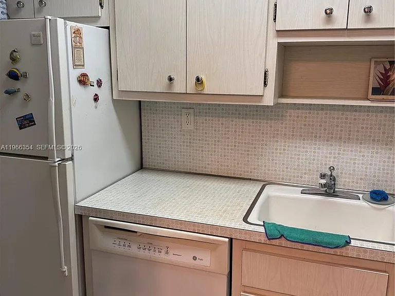 2899 Collins Ave #936 — Photo 29