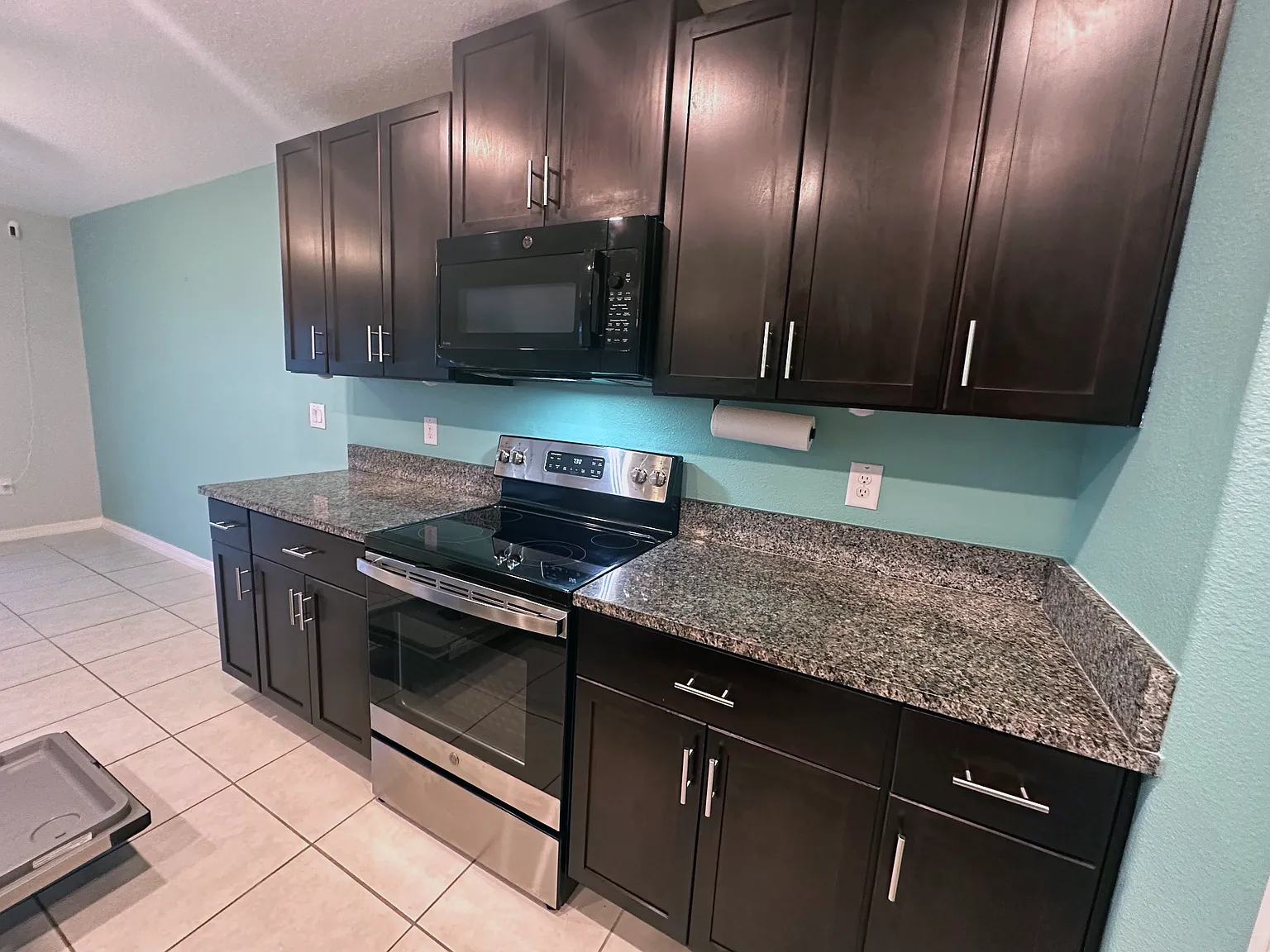 4 bed, 1936 sqft, $2,240 — Photo 4