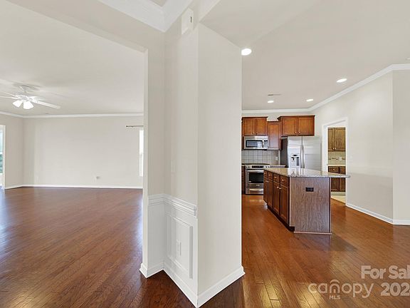 3rd image of 1039 Orchid Ln