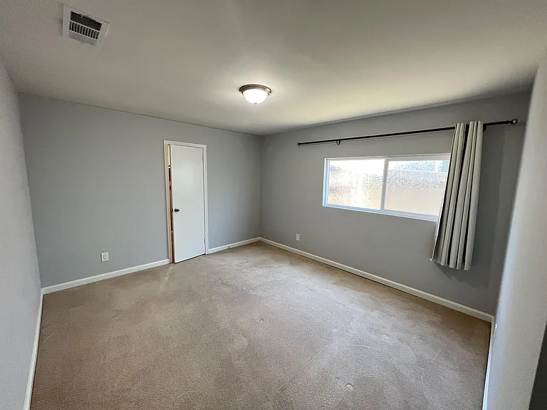 1017 Delaware St — Photo 4