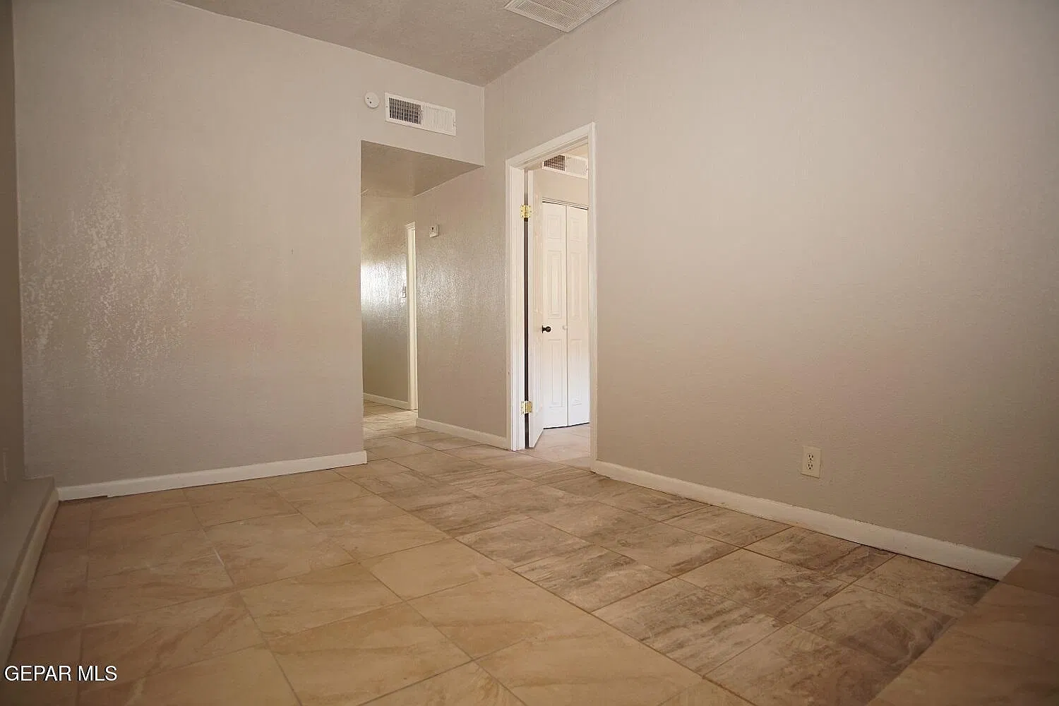 2 bed, 1.0 bath, 725 sqft, $845 — Photo 2