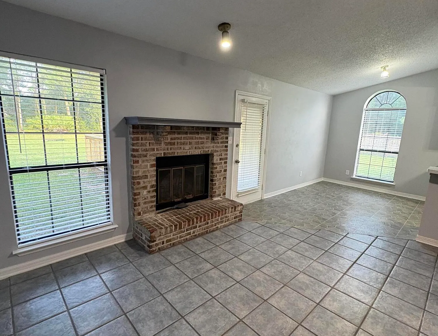 3 bed, 2.0 bath, 1137 sqft, $1,900 — Photo 3