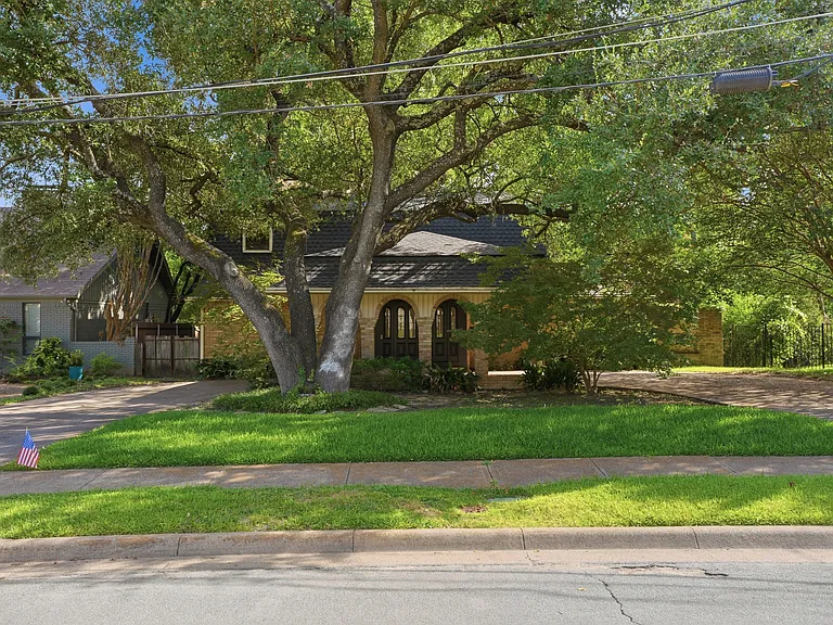6815 Lyre Ln — Photo 17