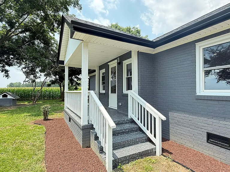 215 Newton Ln — Photo 2