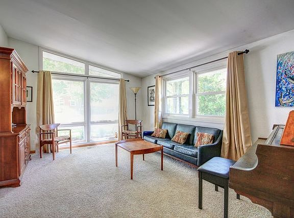 3rd image of 804 E Sunnycrest Dr