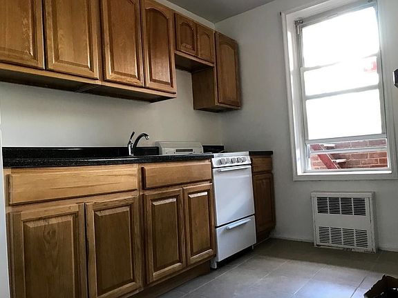 5th image of 18914 Crocheron Ave APT 405