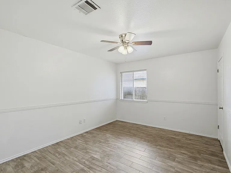 1005 Rolling Ridge Dr — Photo 10