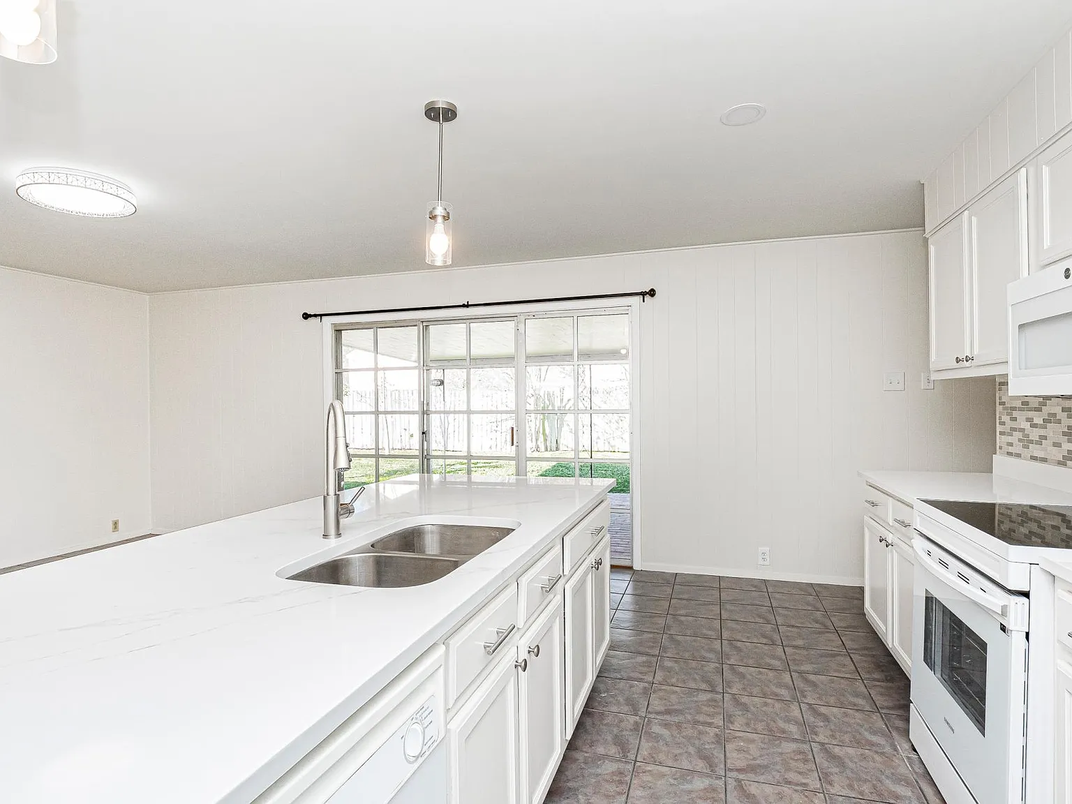 3 bed, 1737 sqft, $2,200 — Photo 2