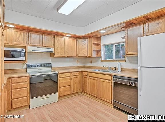 5th image of 631 Florence St