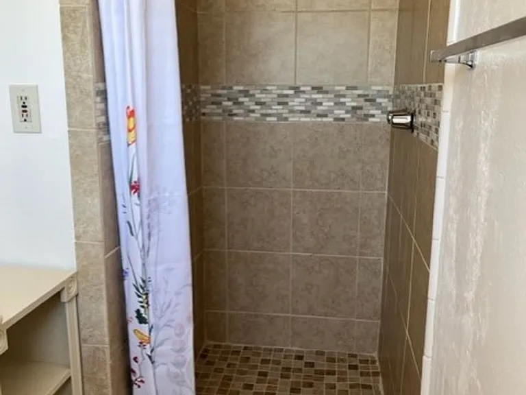 902 Oakwood St — Photo 14