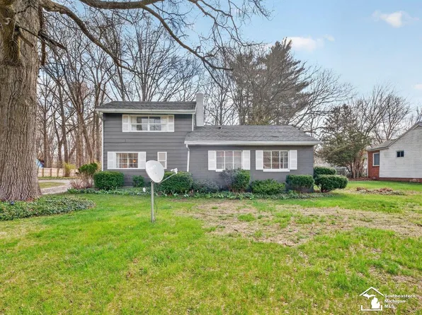 6790 Douglas Rd, Lambertville, MI 48144