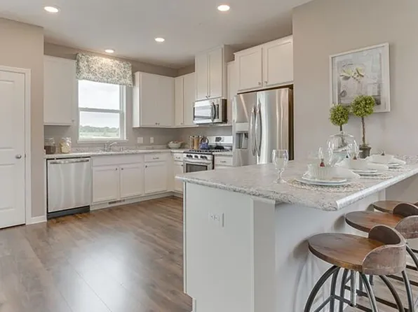 8739 Granite Cir, Woodbury, MN 55129