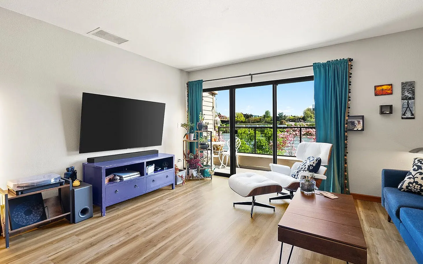 2 bed, 901 sqft, $3,000 — Photo 1