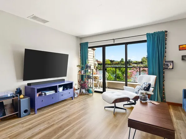 910 NW Naito Pkwy APT I19, Portland, OR 97209