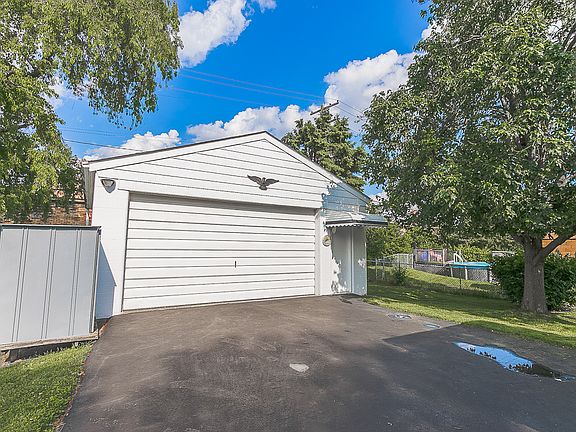 HUGE 2 1/2 car garage!!