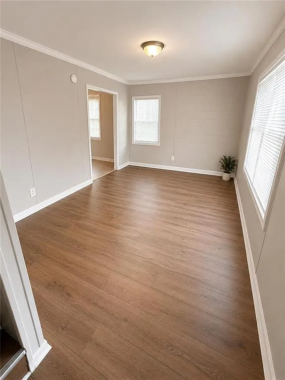 2 bed, 1.0 bath, 2000 sqft, $1,050 — Photo 2