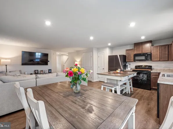 71 Southwind Dr, Blackwood, NJ 08012