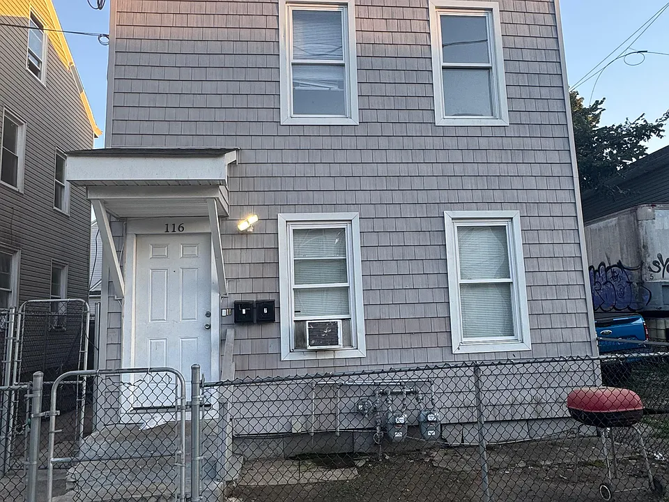 116 E Holsman St