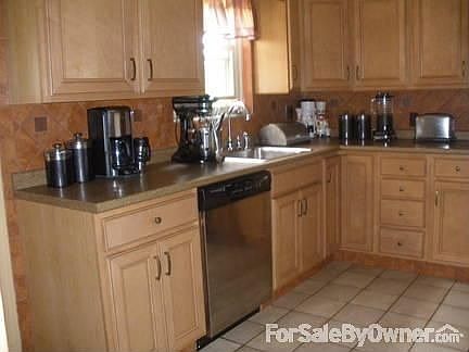 Kitchen : Custom cabinets;Ceramic Tile; New appliances
