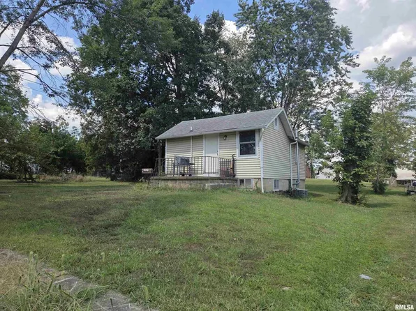 306 E Cherry St, Mc Leansboro, IL 62859