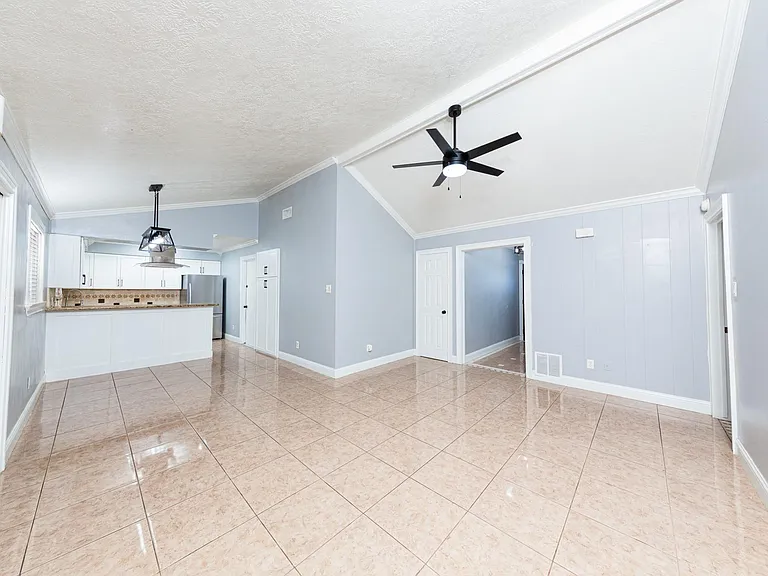823 Parkhill St — Photo 8