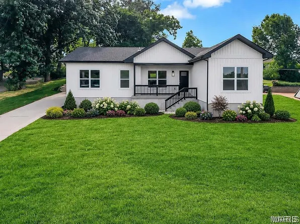 211 Fee Fee Rd, Maryland Heights, MO 63043