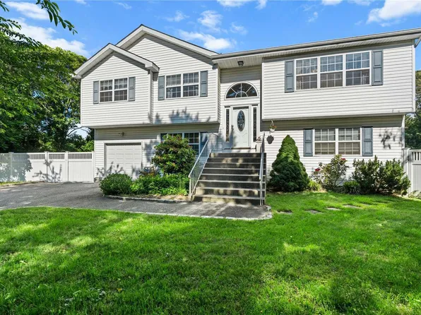 10 Gateway Court, Centereach, NY 11720