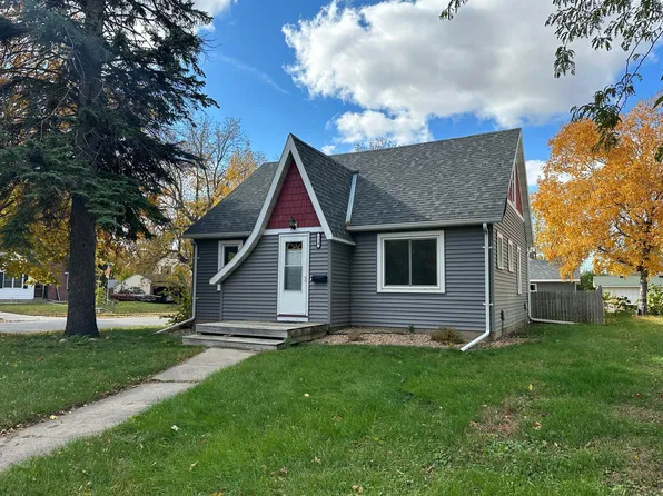 724 9th St SW, Willmar, MN 56201