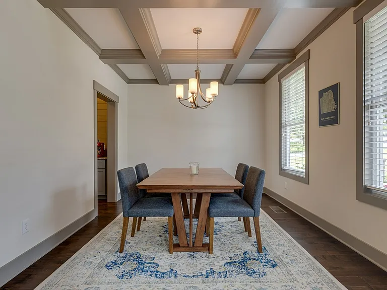 1813 Sherwood Ln — Photo 5