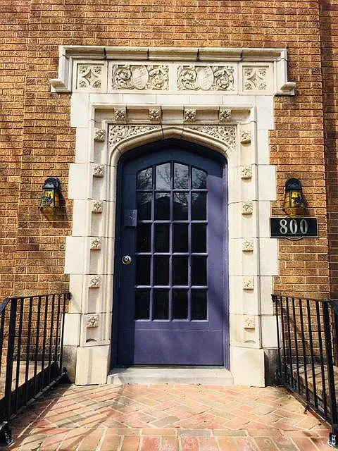 Welcome at the front entrance - 800 W South St #1